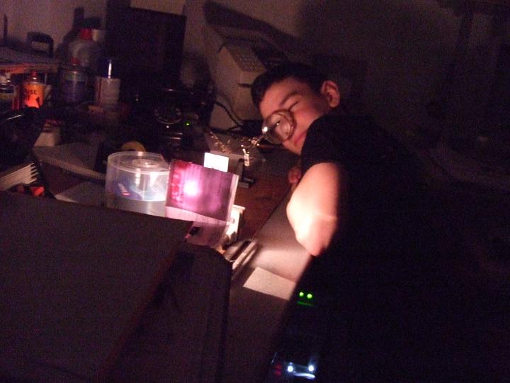 09 02 28 005.jpg - Unser Mikroskop - die Taschenlampe beleuchtet das Objekt